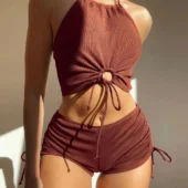 Ensemble de bain deux pièces en terracotta, vue de devant montrant le top dos-nu ajustable et le shorty taille haute froncé.