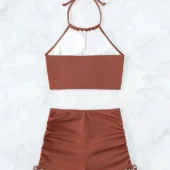 Ensemble de bain deux pièces en terracotta, vue de dos montrant le top dos-nu ajustable et le shorty taille haute froncé