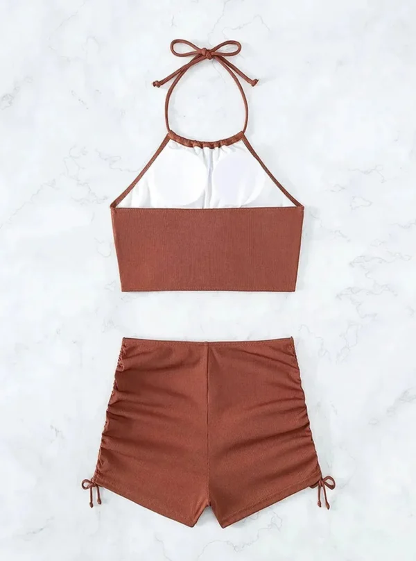 Ensemble de bain deux pièces en terracotta, vue de dos montrant le top dos-nu ajustable et le shorty taille haute froncé