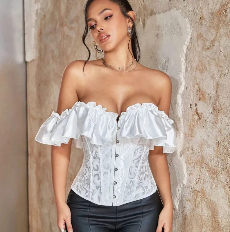 femme portant un corset blanc de soirée