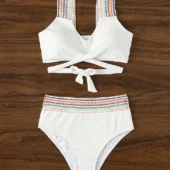 Détail de la ceinture en maille ajourée sur le maillot de bain 2 pièces boho, rappelant le design des bretelles.