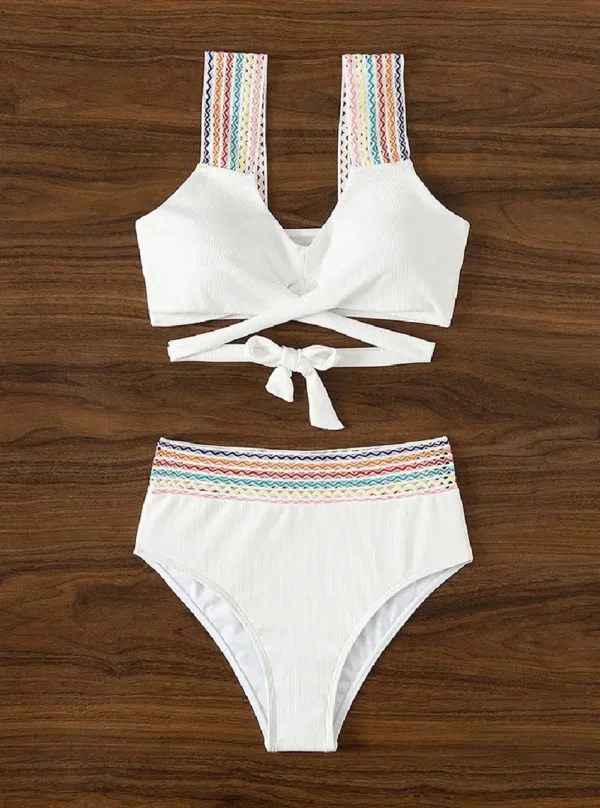 Détail de la ceinture en maille ajourée sur le maillot de bain 2 pièces boho, rappelant le design des bretelles.