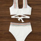 Détail des motifs géométriques colorés sur les bretelles larges brodées du maillot de bain 2 pièces boho