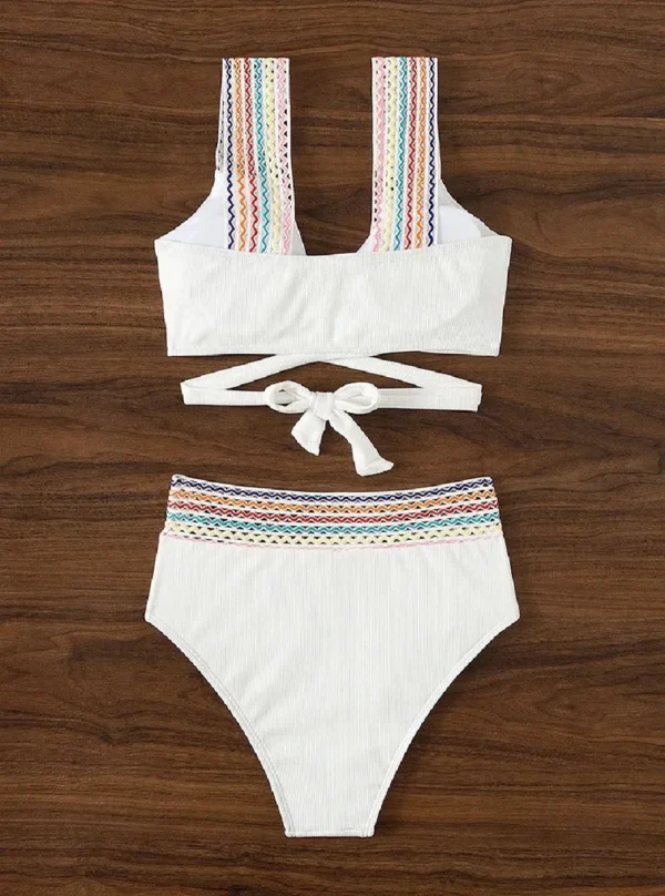 Détail des motifs géométriques colorés sur les bretelles larges brodées du maillot de bain 2 pièces boho