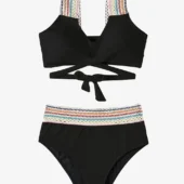 Maillot de bain 2 pièces boho en noir, vue de devant montrant le décolleté en V et les bretelles larges brodées.