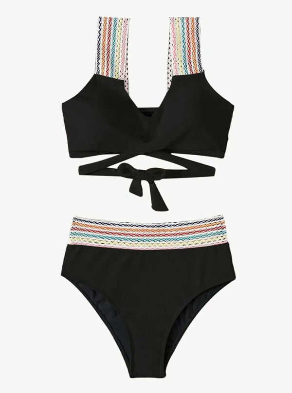 Maillot de bain 2 pièces boho en noir, vue de devant montrant le décolleté en V et les bretelles larges brodées.