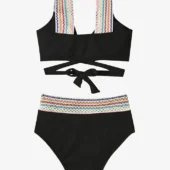 Maillot de bain 2 pièces boho en noir, vue de dos montrant la bande large et la ceinture en maille ajourée.