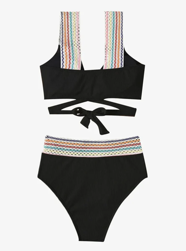 Maillot de bain 2 pièces boho en noir, vue de dos montrant la bande large et la ceinture en maille ajourée.