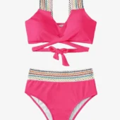 Maillot de bain 2 pièces boho en rose, vue de devant montrant le décolleté en V et les bretelles larges brodées.