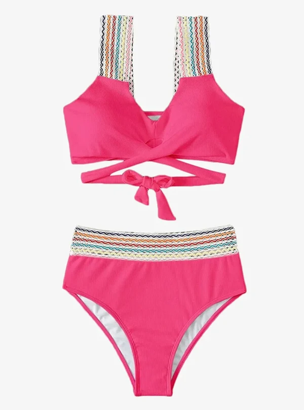 Maillot de bain 2 pièces boho en rose, vue de devant montrant le décolleté en V et les bretelles larges brodées.