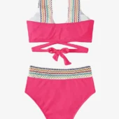 Maillot de bain 2 pièces boho en rose, vue de dos montrant la bande large et la ceinture en maille ajourée.