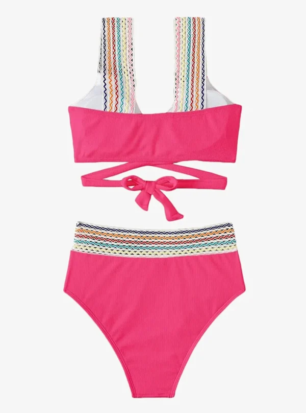 Maillot de bain 2 pièces boho en rose, vue de dos montrant la bande large et la ceinture en maille ajourée.