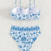 Détail de l’imprimé floral bleu sur le bustier et la culotte du maillot de bain deux-pièces.