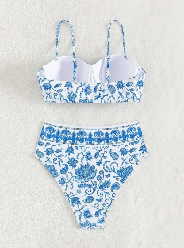Détail de l’imprimé floral bleu sur le bustier et la culotte du maillot de bain deux-pièces.