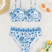 Détail du bustier à armatures et des bonnets moulés du maillot de bain porcelaine, offrant un maintien optimal.