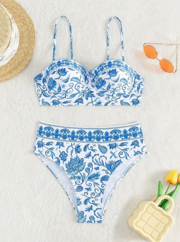 Détail du bustier à armatures et des bonnets moulés du maillot de bain porcelaine, offrant un maintien optimal.