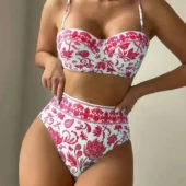 Maillot de bain deux-pièces rouge à imprimé floral porcelaine, vue de devant avec effet push-up subtil.