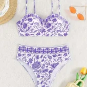 Maillot de bain deux-pièces vert à imprimé floral porcelaine, vue de devant avec effet push-up subtil.
