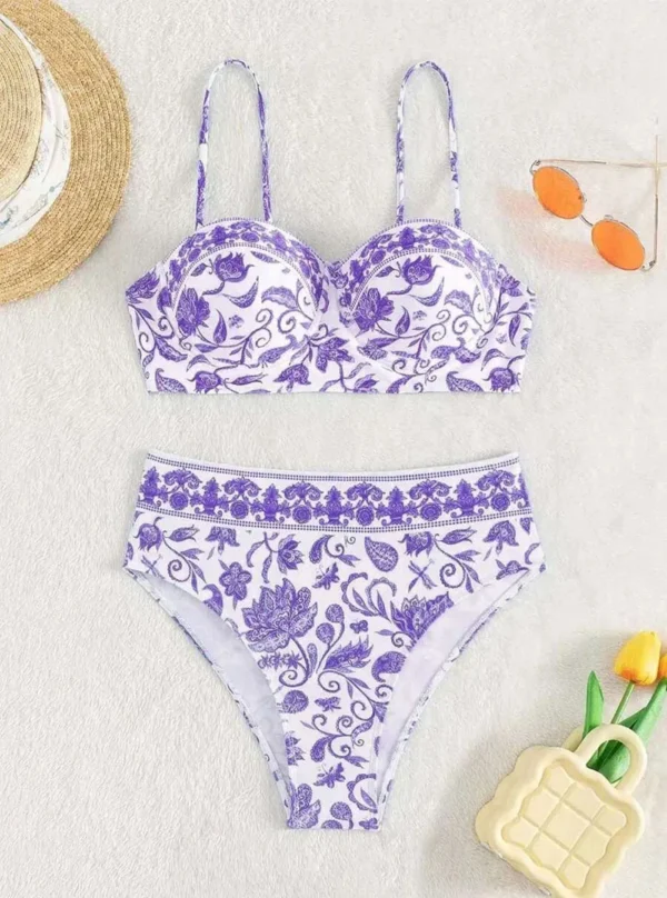 Maillot de bain deux-pièces vert à imprimé floral porcelaine, vue de devant avec effet push-up subtil.