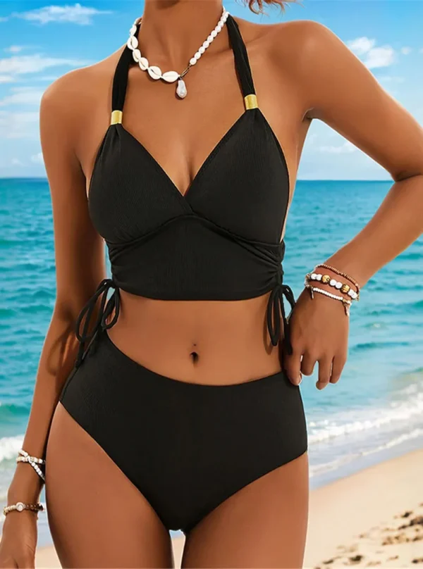 Maillot de bain deux-pièces noir rétro-chic, vue de devant montrant la bande ajustable sous la poitrine