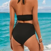 Maillot de bain deux-pièces noir, vue de dos mettant en valeur les bretelles et les détails dorés.