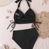 Détail arrière avec vu de dos sur le haut ajustable du maillot de bain noir rétro-chic, avec dos nu.