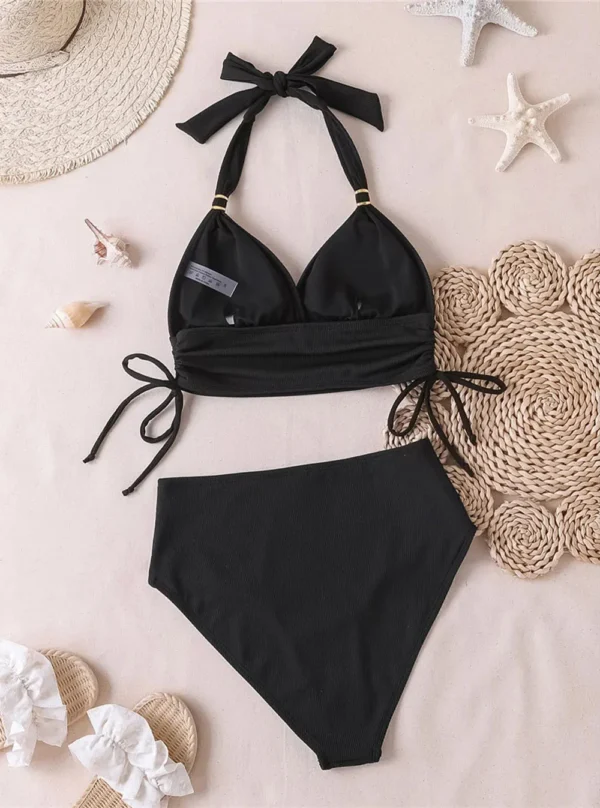 Détail arrière avec vu de dos sur le haut ajustable du maillot de bain noir rétro-chic, avec dos nu.