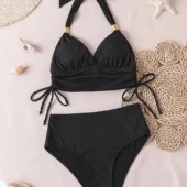Détail des liens réglables sur le haut ajustable du maillot de bain noir rétro-chic, avec dos nu.