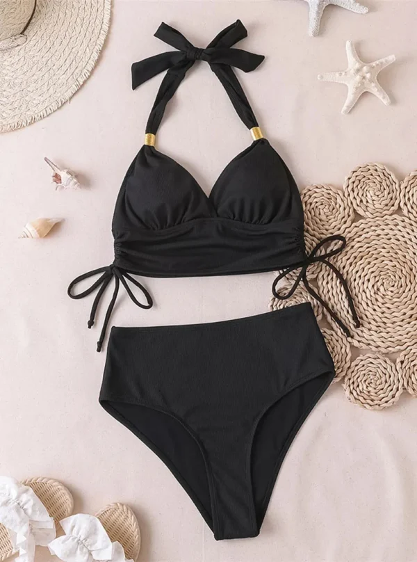 Détail des liens réglables sur le haut ajustable du maillot de bain noir rétro-chic, avec dos nu.