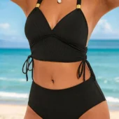 Culotte taille haute échancrée du maillot de bain noir, soulignant les hanches avec élégance