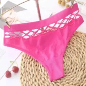 String ajouré sculptant rose suspendu, présentation sur ceintre
