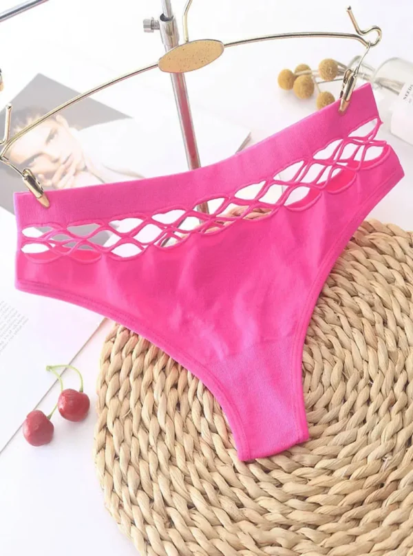 String ajouré sculptant rose suspendu, présentation sur ceintre
