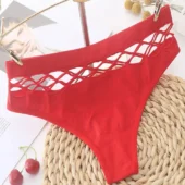 String rouge suspendu montrant sa coupe taille haute