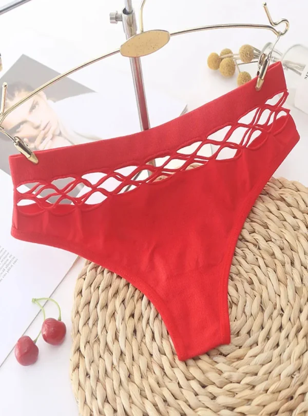 String rouge suspendu montrant sa coupe taille haute