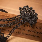 String asymétrique brodé Velia (noir, détail broderies)