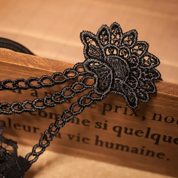 String asymétrique brodé Velia (noir, détail broderies)