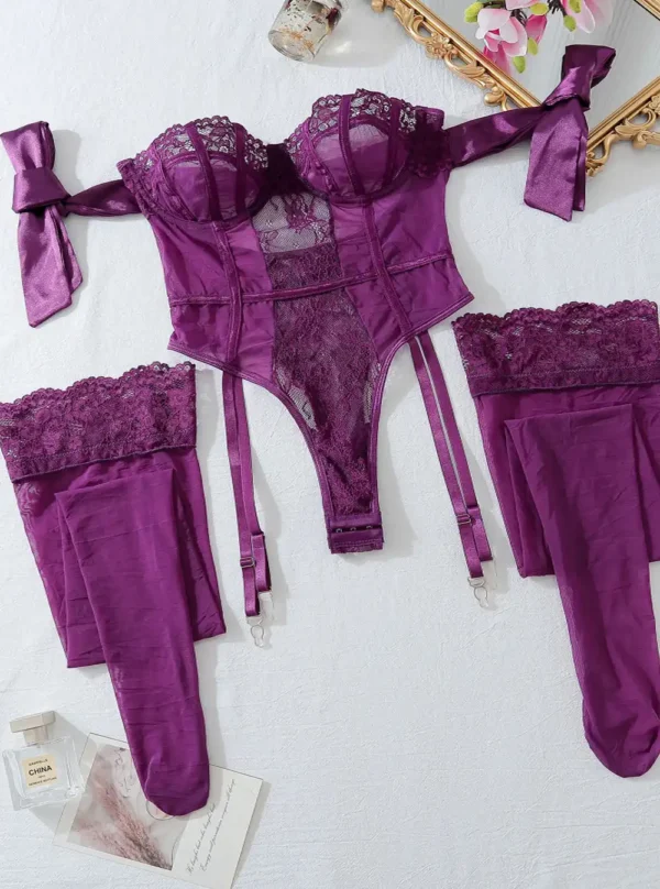 Body jarretelles dentelle violet – vue à plat avant.