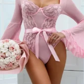 Body manches longues bouffantes en dentelle rose avec ruban satiné à la taille.