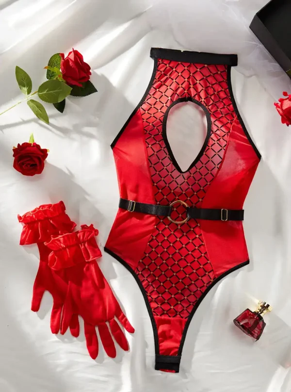 Body rouge résille sexy dos nu – produit à plat.