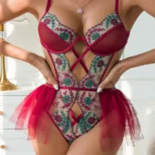 Body sexy brodé rouge avec jupe amovible - Muse Pourpre - avec jupe Body sexy brodé rouge avec jupe amovible – vue de face.
