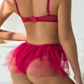 Body sexy brodé rouge avec jupe amovible - Muse Pourpre - dos avec jupe Body sexy brodé rouge avec jupe amovible – dos.