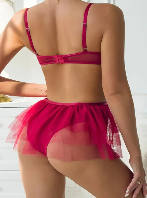 Body sexy brodé rouge avec jupe amovible - Muse Pourpre - dos avec jupe Body sexy brodé rouge avec jupe amovible – dos.