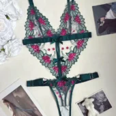 Body sexy vert brodé à plat, en tulle transparent avec détails satinés et broderies florales.