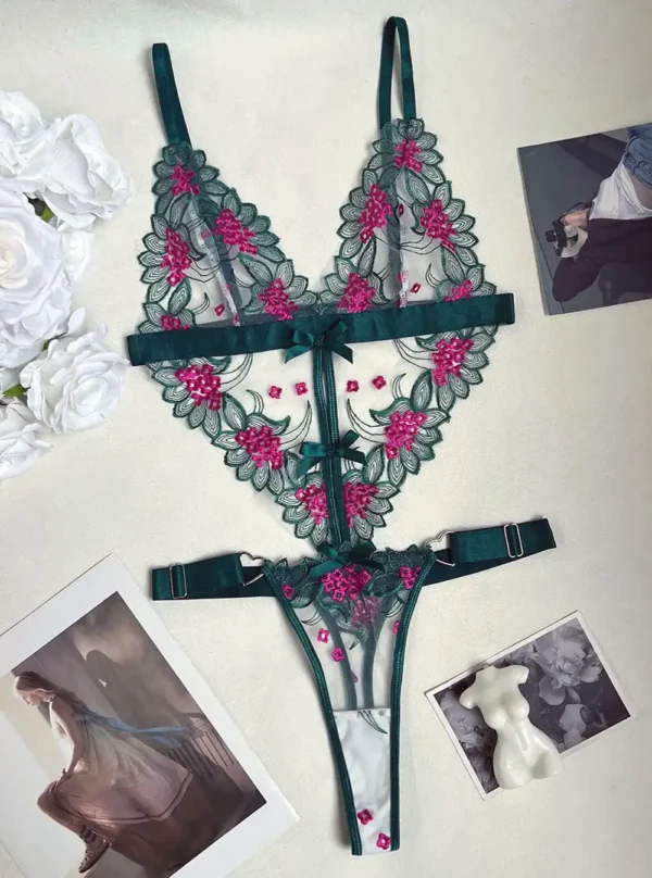 Body sexy vert brodé à plat, en tulle transparent avec détails satinés et broderies florales.