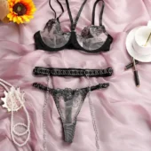Éclat Captif – Lingerie avec chaînes en dentelle noire (vue réelle) Éclat Captif – Lingerie avec chaînes en dentelle noire (vue réelle)