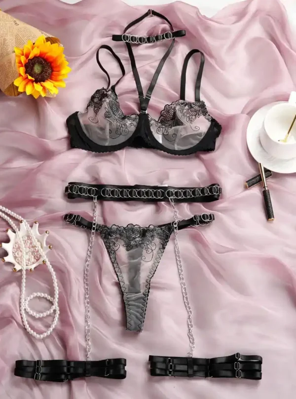 Éclat Captif – Lingerie avec chaînes en dentelle noire (vue réelle) Éclat Captif – Lingerie avec chaînes en dentelle noire (vue réelle)