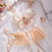 Ensemble bustier nude en tulle avec broderie présenté à plat sur fond neutre