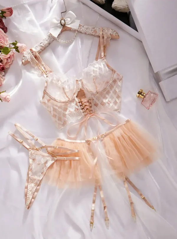 Ensemble bustier nude en tulle avec broderie présenté à plat sur fond neutre