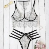 Ensemble lingerie dentelle blanche – Éclat Astrale – produit à plat
