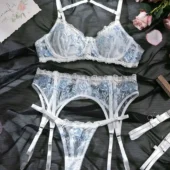 Ensemble lingerie dentelle brodée Fleur de Givre - produit à plat Ensemble lingerie Fleur de Givre – vue à plat du soutien-gorge brodé, string, porte-jarretelles et jarretières.